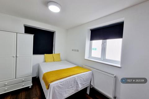 Studio to rent, Chalvey Road East, Slough, SL1