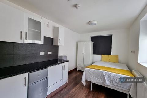 Studio to rent, Chalvey Road East, Slough, SL1