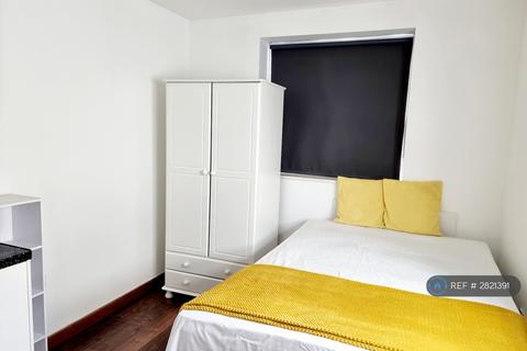 Studio to rent, Chalvey Road East, Slough, SL1