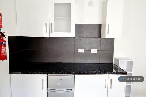 Studio to rent, Chalvey Road East, Slough, SL1