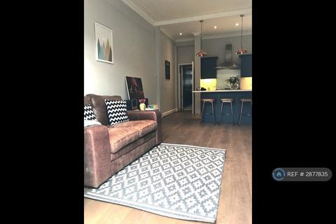 2 bedroom flat to rent, Cavendish Road, London, SW12