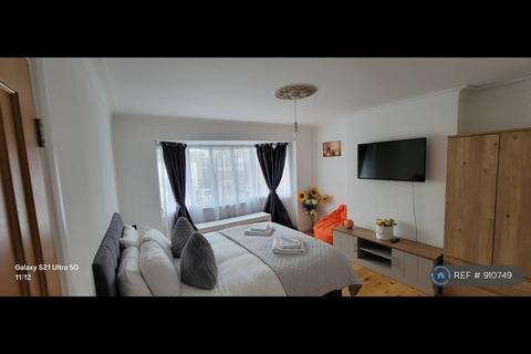 3 bedroom semi-detached house to rent, Millway, London, NW7