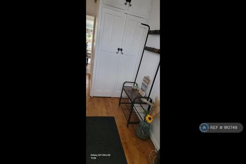 3 bedroom semi-detached house to rent, Millway, London, NW7