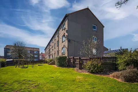 3 bedroom flat for sale