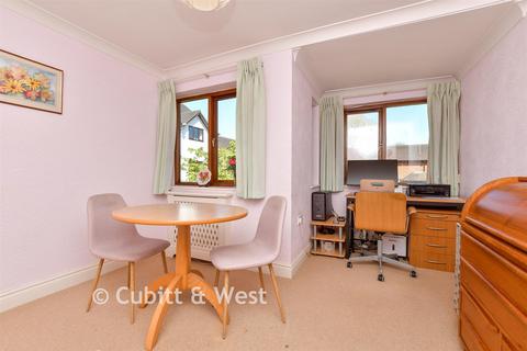 2 bedroom flat for sale, The Avenue, Tadworth, Surrey