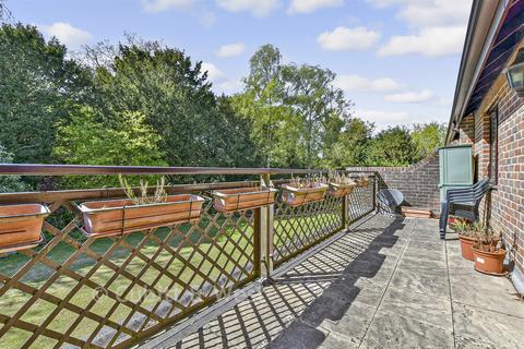 2 bedroom flat for sale, Avenue Court, Tadworth KT20