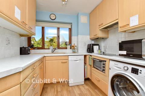 2 bedroom flat for sale, Avenue Court, Tadworth KT20