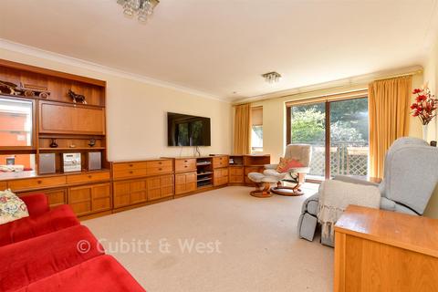 2 bedroom flat for sale, Avenue Court, Tadworth KT20