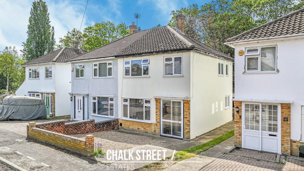Detached house exterior, driveway