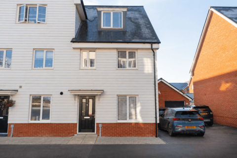 3 bed semi-detached house for rent in Canterbury, CT1