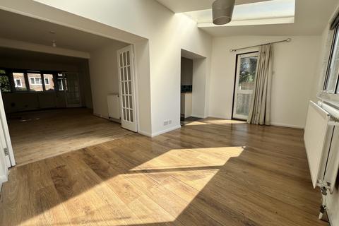 3 bedroom end of terrace house to rent, Laburnum Drive, Chelmsford