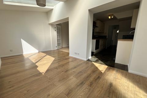 3 bedroom end of terrace house to rent, Laburnum Drive, Chelmsford