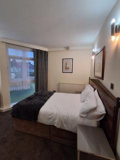 Studio to rent, Great West Road, Isleworth TW7