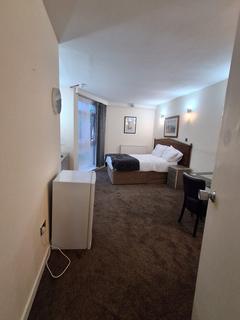 Studio to rent, Great West Road, Isleworth TW7