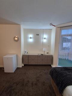 Studio to rent, Great West Road, Isleworth TW7