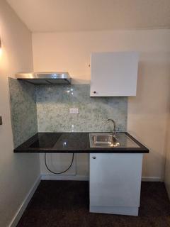 Studio to rent, Great West Road, Isleworth TW7