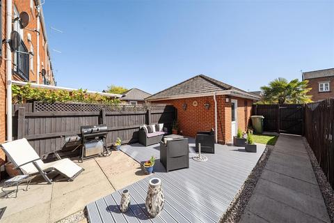 3 bedroom townhouse for sale, Darwin Court, Whitchurch.