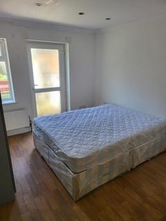 1 bedroom in a house share to rent, Eton Avenue, Hounslow TW5