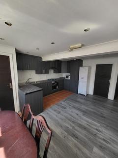 1 bedroom in a house share to rent, Eton Avenue, Hounslow TW5