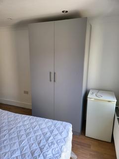 1 bedroom in a house share to rent, Eton Avenue, Hounslow TW5