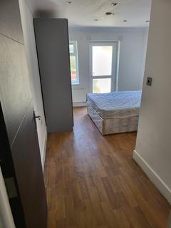 1 bedroom in a house share to rent, Eton Avenue, Hounslow TW5
