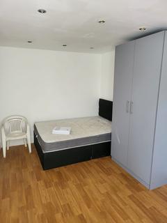 1 bedroom in a house share to rent, Eton Avenue, Hounslow TW5