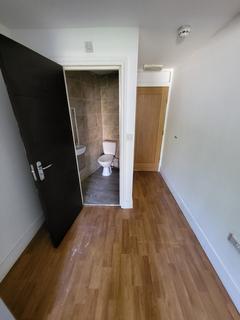1 bedroom in a house share to rent, Eton Avenue, Hounslow TW5