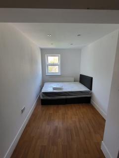 1 bedroom in a house share to rent, Eton Avenue, Hounslow TW5