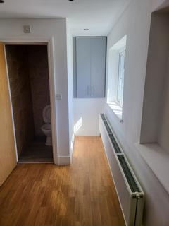 1 bedroom in a house share to rent, Eton Avenue, Hounslow TW5