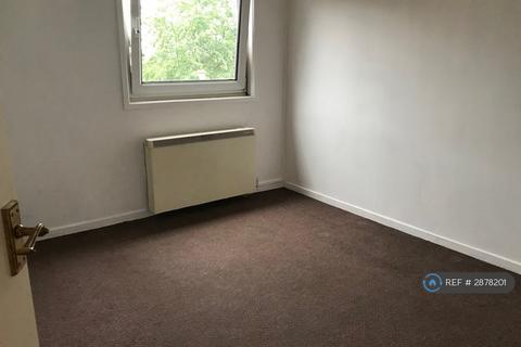 2 bedroom flat to rent, Kelly Avenue, Rugeley, WS15