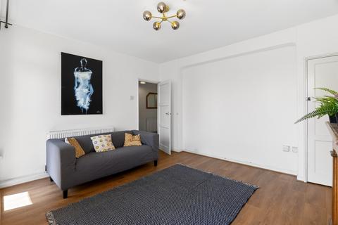 3 bedroom flat for sale, Sundew Avenue, London