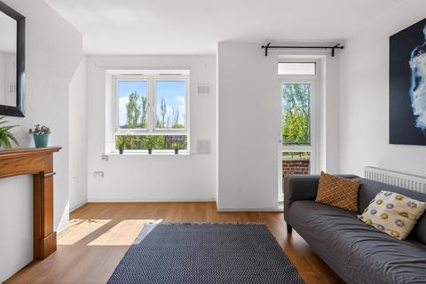 3 bedroom flat for sale, Sundew Avenue, London