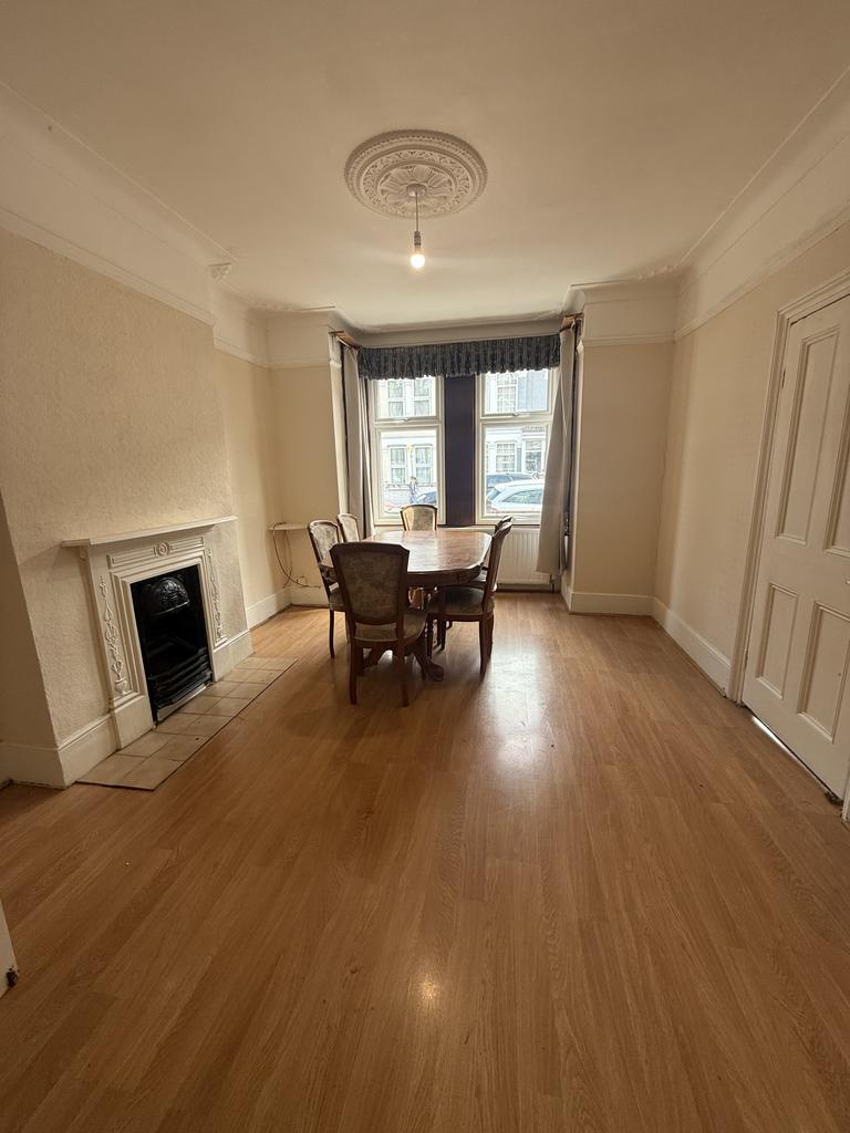 Lathom Road, London E6 3 bed terraced house to rent - £2,300 pcm (£531 pw)
