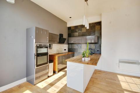 2 bedroom apartment to rent, The Crescent, Gloucester
