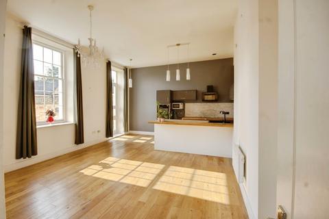 2 bedroom apartment to rent, The Crescent, Gloucester