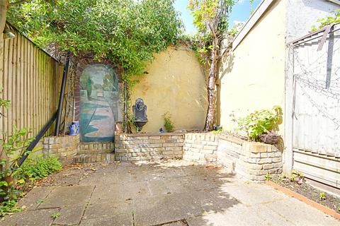 2 bedroom terraced house to rent, Chase Green, Enfield, EN2