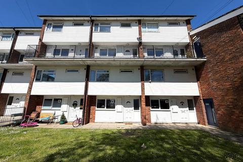 Ground floor maisonette - Lumsden Road, Southsea