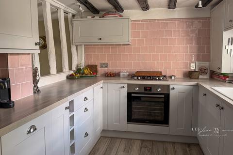 3 bedroom cottage for sale, Petworth Road, Godalming, GU8