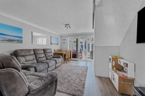 2 bedroom terraced house to rent, The Heathers, Staines-upon-Thames, TW19