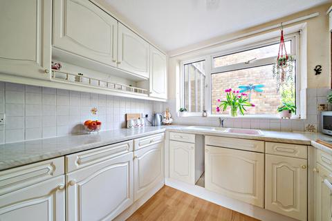 2 bedroom flat for sale, Pine Grove, Weybridge, KT13