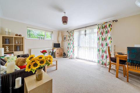 2 bedroom flat for sale, Pine Grove, Weybridge, KT13