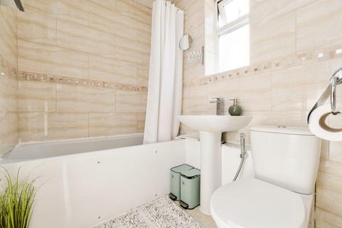 3 bedroom terraced house for sale, Leighton Avenue, London, E12