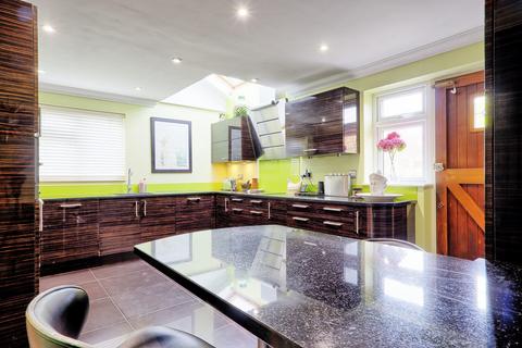4 bedroom detached house for sale, Roxwell Road, Chelmsford, CM1