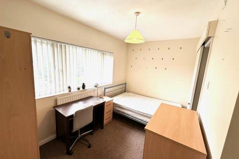 1 bedroom in a house share to rent, The Coppice, Yiewsley