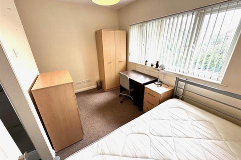 1 bedroom in a house share to rent, The Coppice, Yiewsley