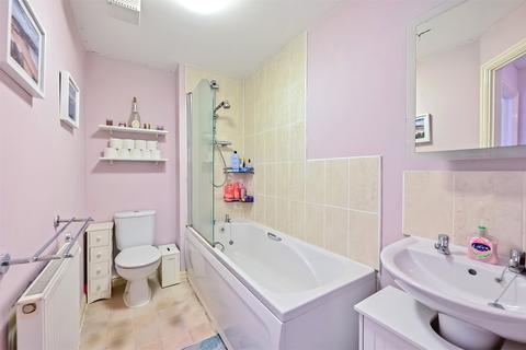 2 bedroom apartment for sale, Haskins Gardens, Farnborough GU14