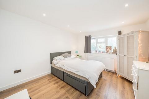 undefined, Elm Close, Twickenham TW2