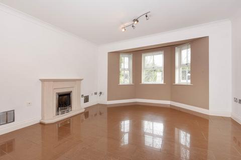 4 bedroom detached house to rent, London Road, Englefield Green TW20