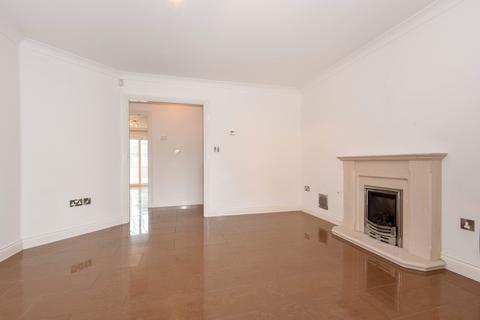 4 bedroom detached house to rent, London Road, Englefield Green TW20