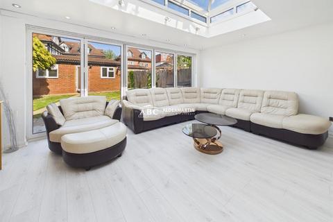 4 bedroom semi-detached house to rent, Alders Road, Edgware
